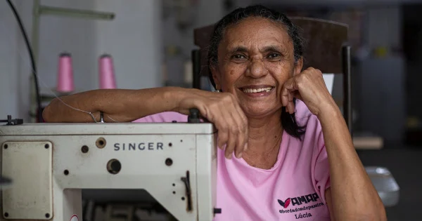 Lúcia aprendeu o bordado com a mãe ainda criança