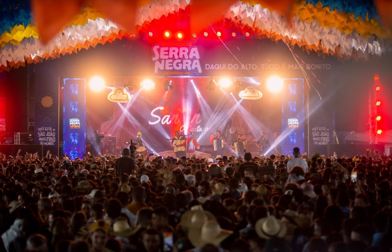 Em Bezerros, a festa junina acontece no cartão postal da cidade, em Serra Negra